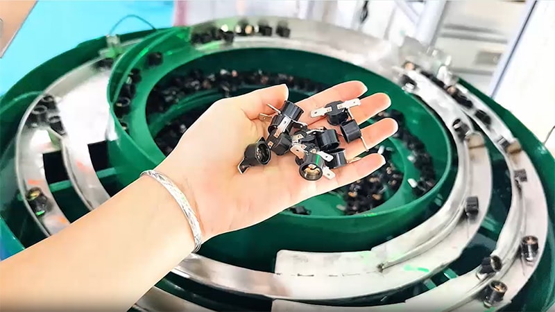 Optik Kalite Kontrol Makinesi (Kusurlu Konektörleri Ayıklamak İçin)